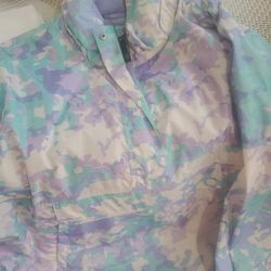 New! Beautiful Light Weight Wind Jacket. Front Pocket And Hoddie. Please see Picks For More Info.