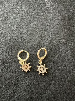 Elegant classy gold earrings