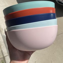 5 plastic bowls