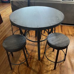 Round Table With 4 Stools