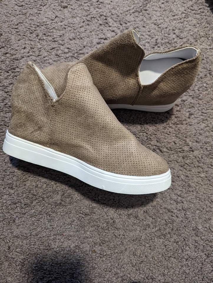 New Women's Size 11 Wedge Slip-On Shoe