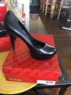 Black round toe platform heel