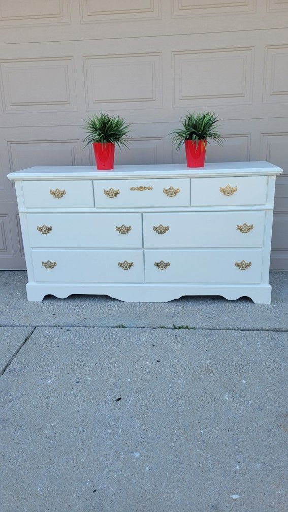 ADORABLE WHITE & GOLD 7 DRAWERS  DRESSER 60X17X34 GREAT SHAPE