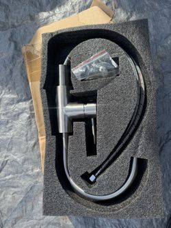 Brushed Nickel Single Handle Kitchen Faucet