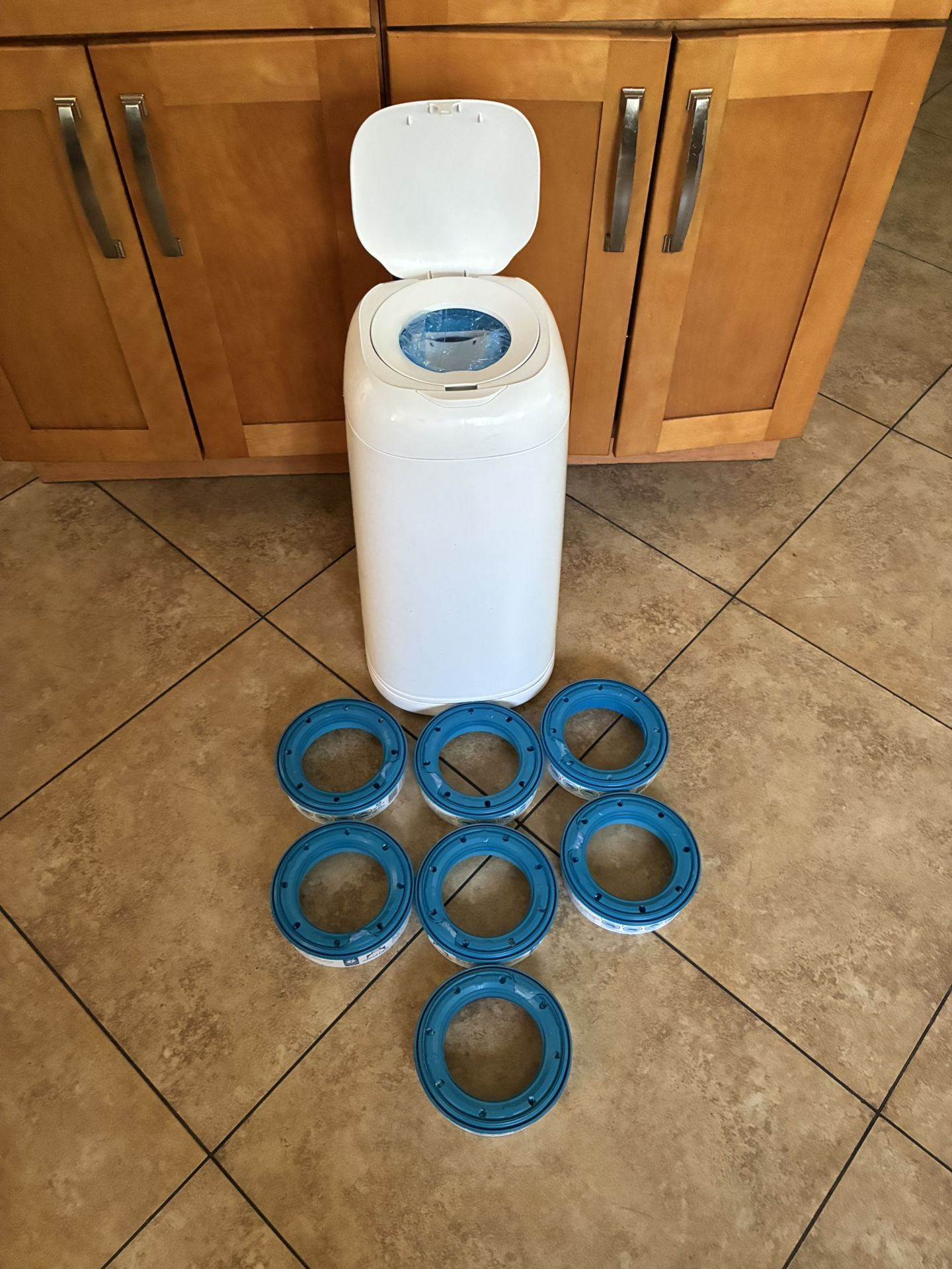 Diaper pail with 8 Refills