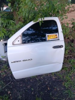 2005 dodge ram 1500 driver glass with parts inside door
