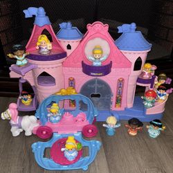 Little people Castle, Dolls, and Carriage