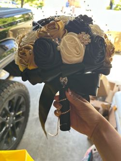 Gold white black bouquet