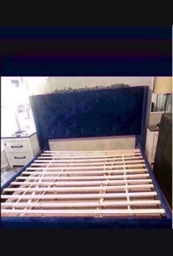 Cama tamaño king en buenas condiciones color azul $400 de la mueblería U.S.