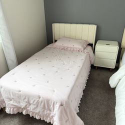 Beautiful Twin Bed - Like New 