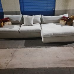 Modern sectional couch 🛋️ very clean