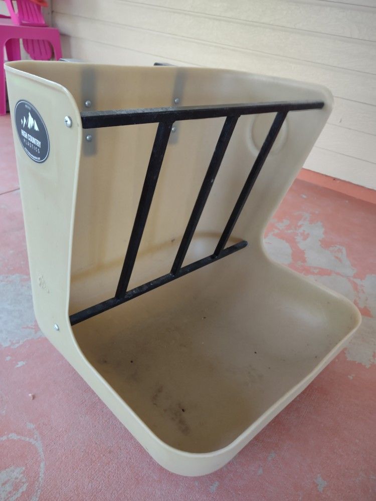 Hanging wall feeder