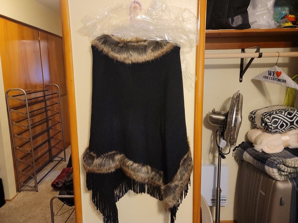 Shawl With Fur
