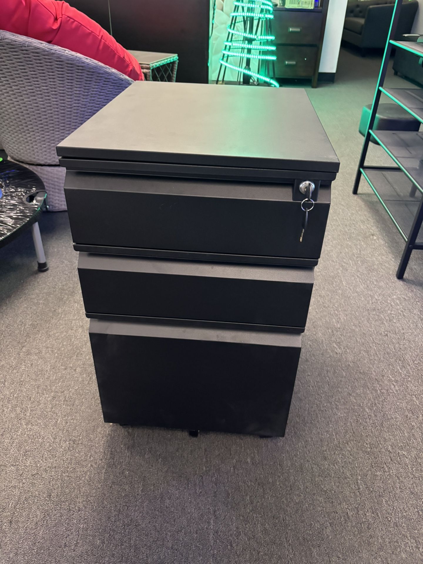 $75.00 !! New 23.7”x17.2”x14.6” Black 3 Drawers Metal Filing Cabinet with Lock & Wheels