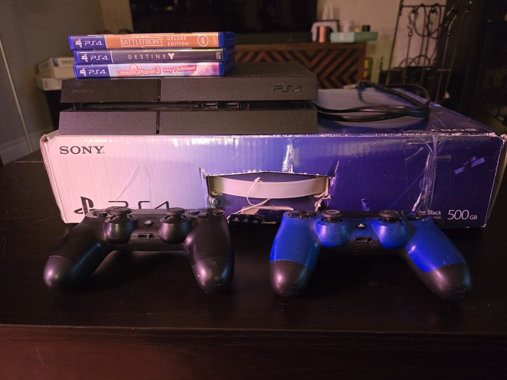 PS4 500 GB, 2 Controllers, 3 Games