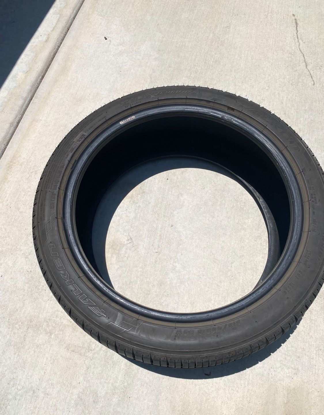 (1) Falken Ziex 215/45/18 tire