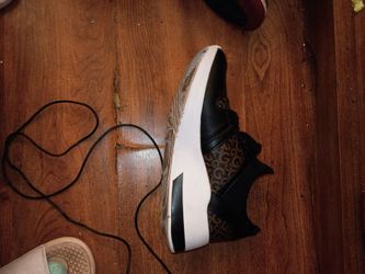 G Las Angeles Guess shoes
