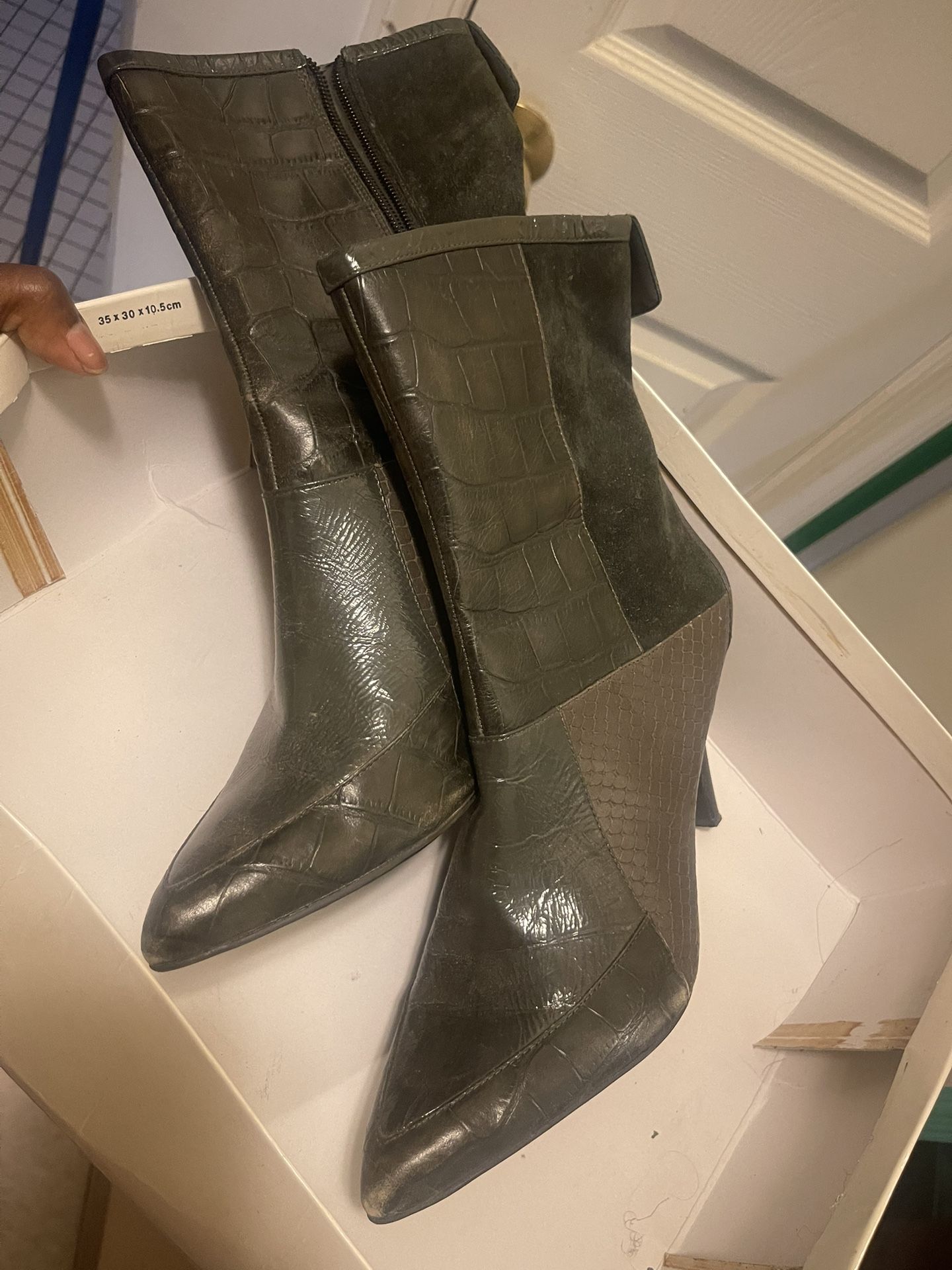 Nine West Crocodiles Size 11 Shoe