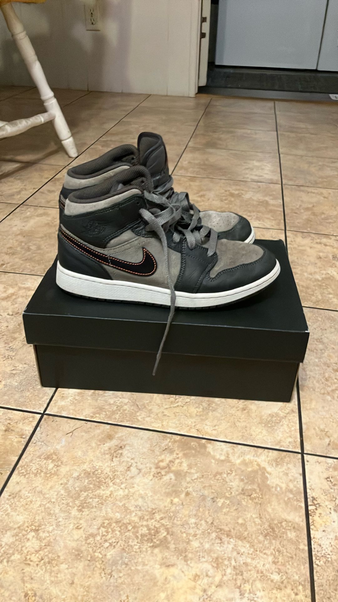 Jordan  1 Mid Se Bg Size 7