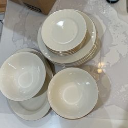 25 Pieces Gibson Designs Porcelain Ware With Gold Gilded Eadges