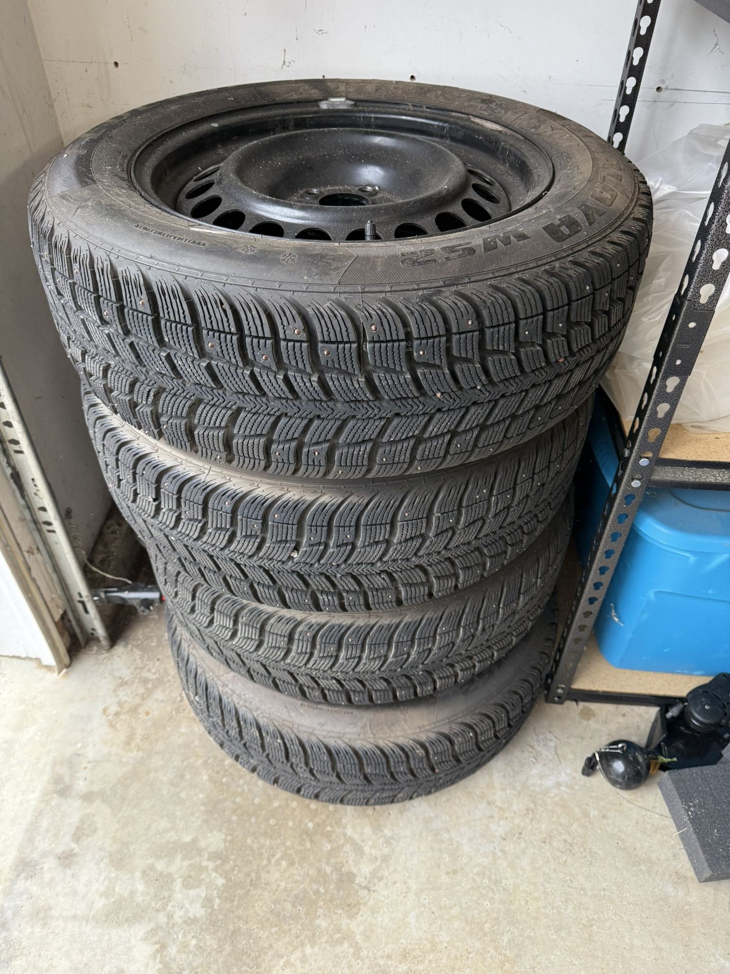 Set of 4 Snow tires with studs and wheels 225/60R17