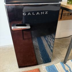Galanz 2.5 cu ft retro mini fridge