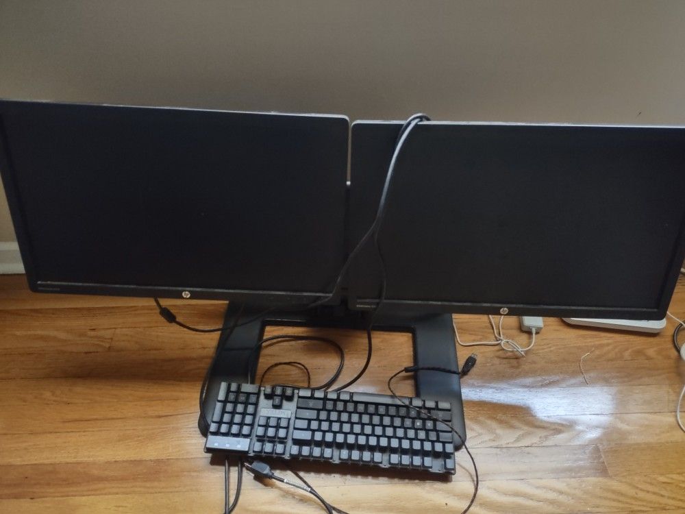 Dual Monitor With Stand And Gaming Keyboard