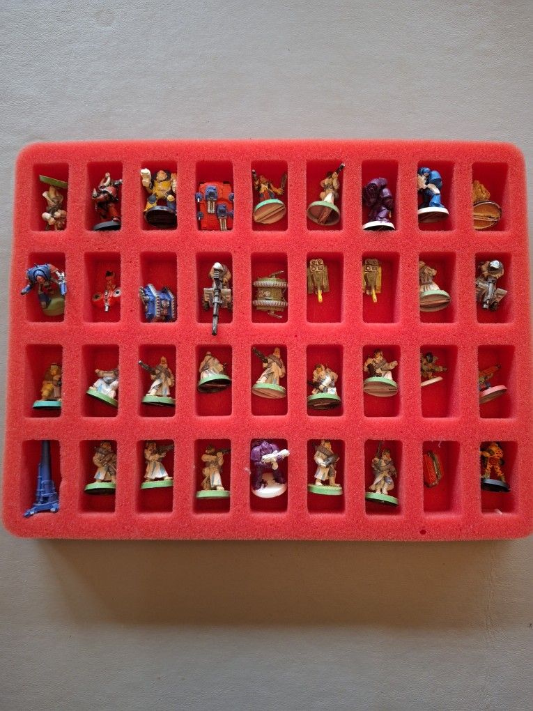 Assorted Warhammer40K Plastic And Metal Mineatures.