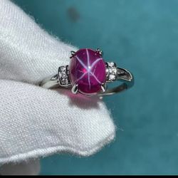 Absolutely gorgeous. Starlight six-pointed ruby ​​ring.