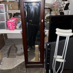 Beautiful Locking  Jewelry Mirror With Key. In Very Nice Condition