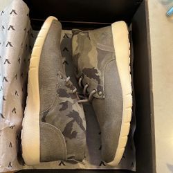 NIB Territory Trigger Boots , Size 10.5, Grey.