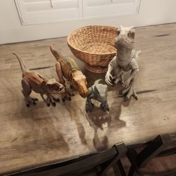 4 Dinosaurs 