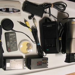 Canon ES190 Video8 Video camcorder 8mm Cassette Playback Tape Player Camera w/Built-in Light