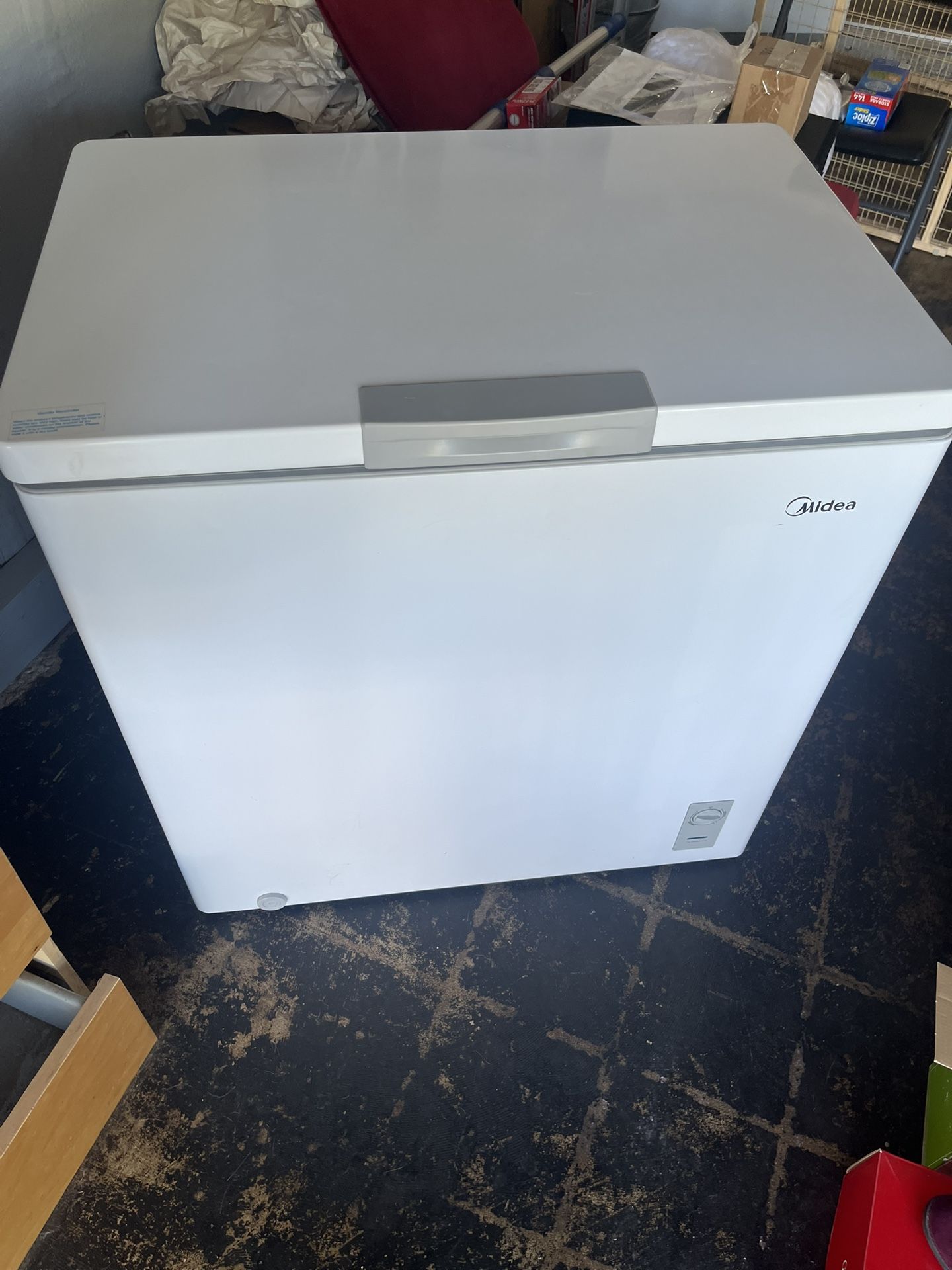 WHITE MIDEA CHEST FREEZER SIZE 7.0