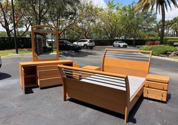 Beautiful Bedroom Set Queen Size Solid Wood Maple Color Like New by Palliser Furniture