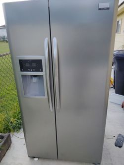 Refrigerator side by side