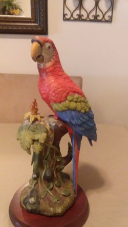 Royal crown 1983 scarlett parrot