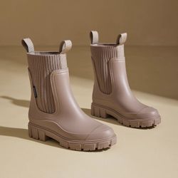 Women’s Snow Boots  (read ) 