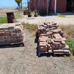 used brick. on 3  pallets. 