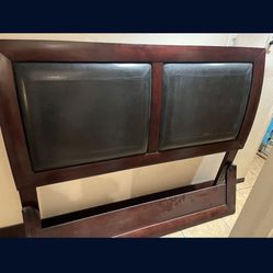 ☘️🌹BEAUTIFUL DRESSER,  QUEEN SIZE BED FRAME🌹☘️