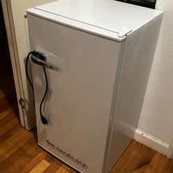 Frigidaire (Mini Fridge)