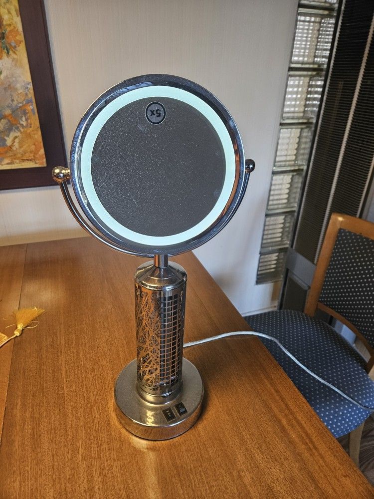 Two Sided Magnifying Lightes Makeup Mirror. Regular And 5x Mirror.