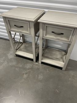 2 Nightstands