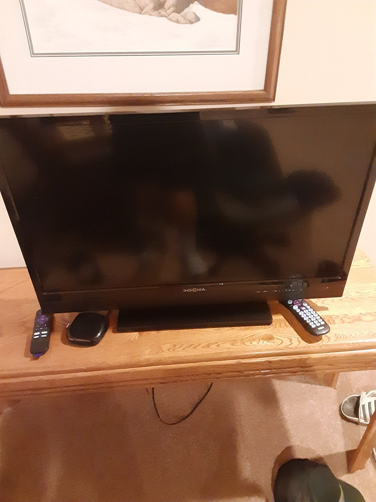 Insignia 32 inch tv with remote and roku receiver