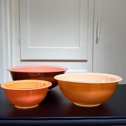 3 Vintage Pyrex Mixing Bowls in Aprcot 322, 325, 326 excellent