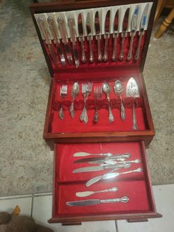 Vintage 1881 Rogers Oneida Ltd Silverplate Flatware Set with Wooden Storage Chest