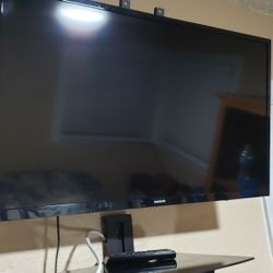 Samsung TV with mount 32"