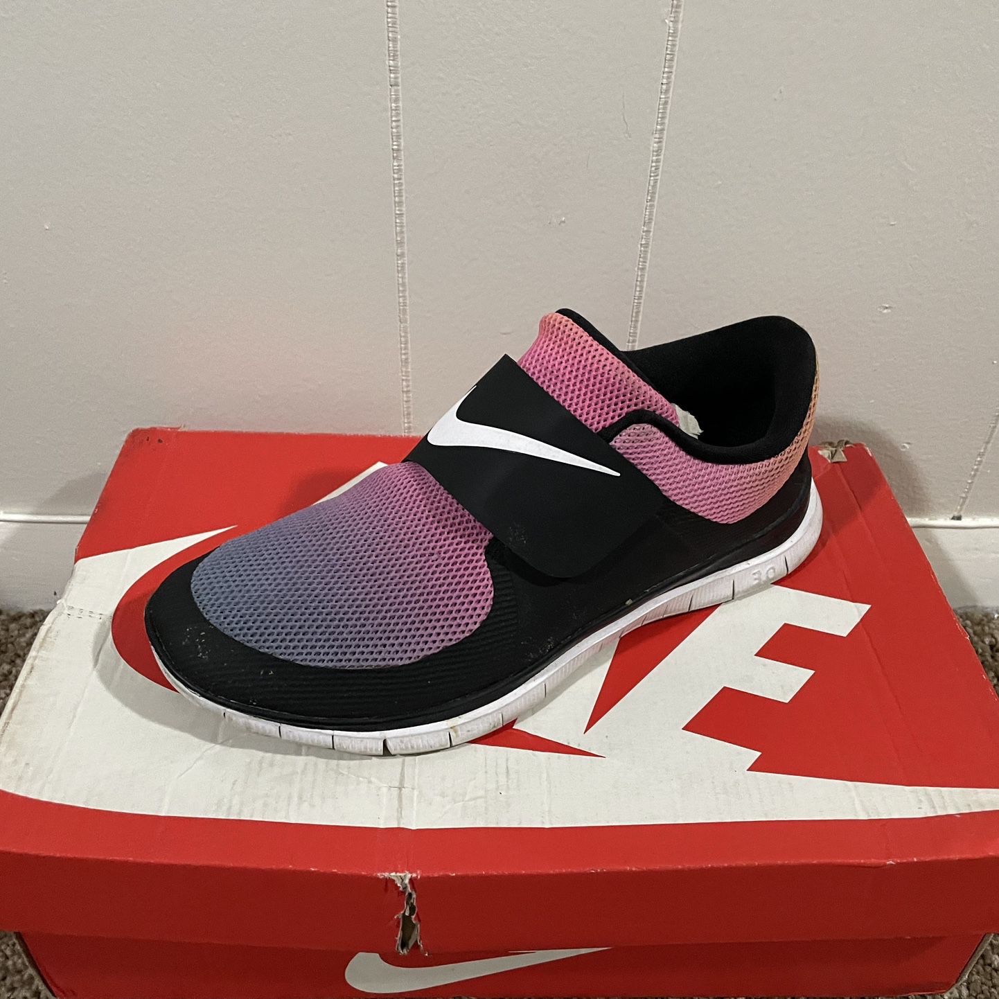 NIKE FREE SOCFLY SD 6 for Sale in Germantown, MD - OfferUp
