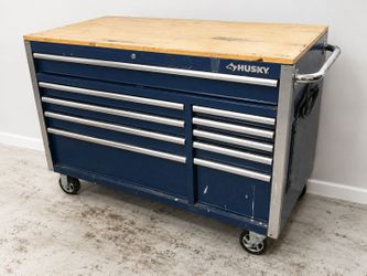 Husky Heavy Duty Rolling Tool Chest / Workbench with Hardwood Top
O también: Husky Tool Box Cabinet.