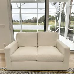 Brand New Immaculate Pottery Barn York Square Arm Loveseat ! 